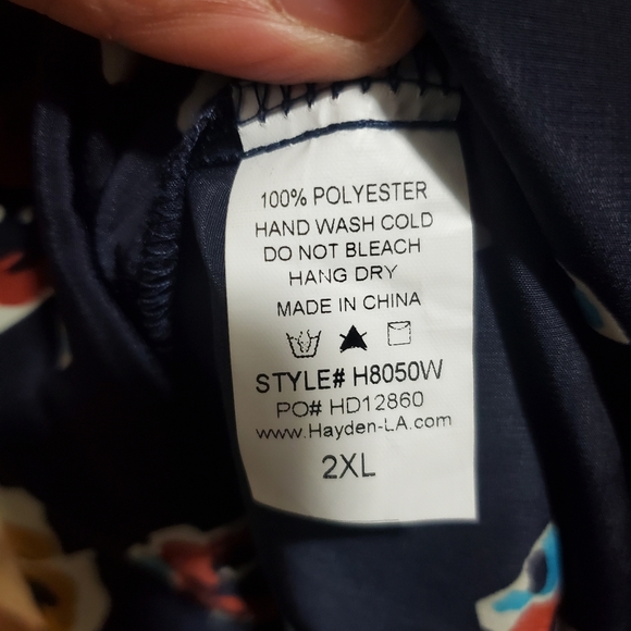 Hayden Plus Midnight Floral Print Empire Waist V Neck Relaxed Fit Pleated Top 2X - Picture 9 of 10